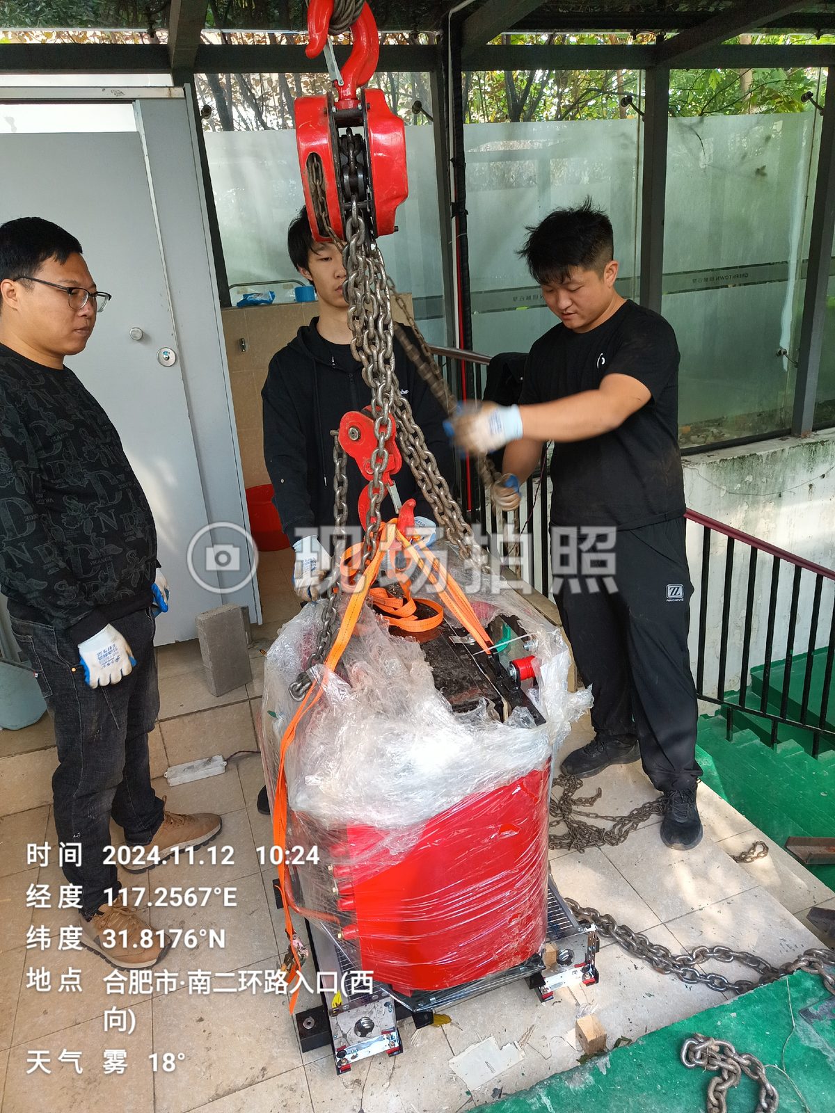 干式变压器吊装就位作业实拍